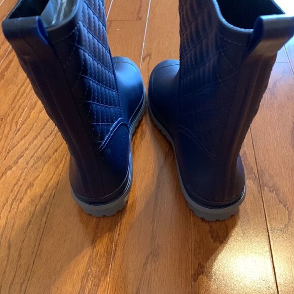 Size 8.5 navy blue rubber boots.  NWOT - Picture 4 of 9